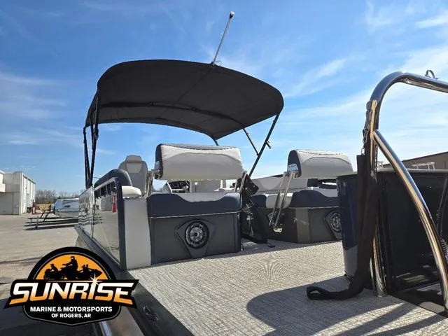 Slide: The Image of Avalon 27' LSZ QUAD LOUNGER SHIFT 2026 - 30