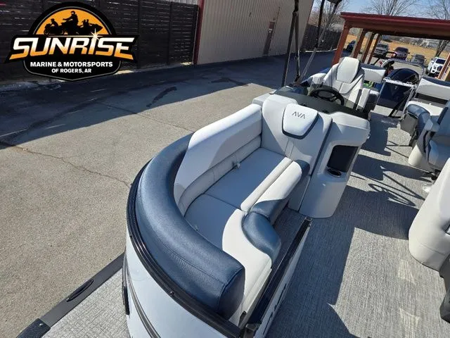 Slide: The Image of Avalon 27' LSZ QUAD LOUNGER SHIFT 2026 - 9