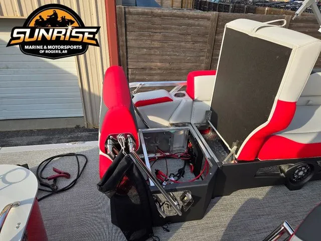 Slide: The Image of Avalon 25' LSZ QUAD LOUNGER SHIFT 2026 - 13