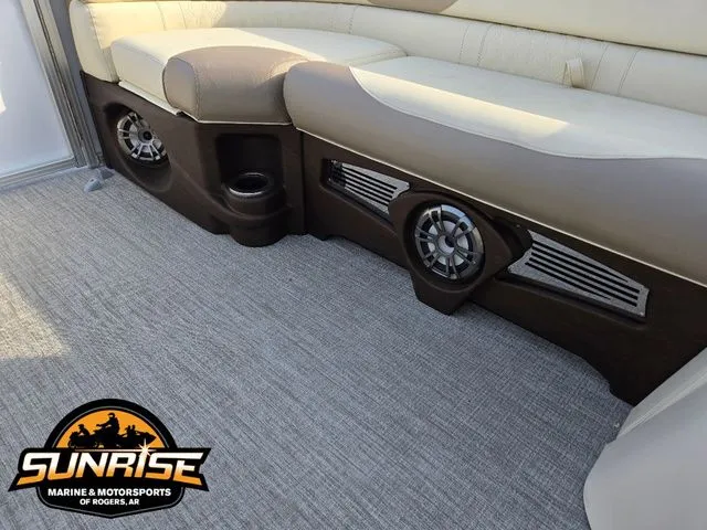 Slide: The Image of Avalon 23' LSZ VERSATILE REAR BENCH 2026 - 19