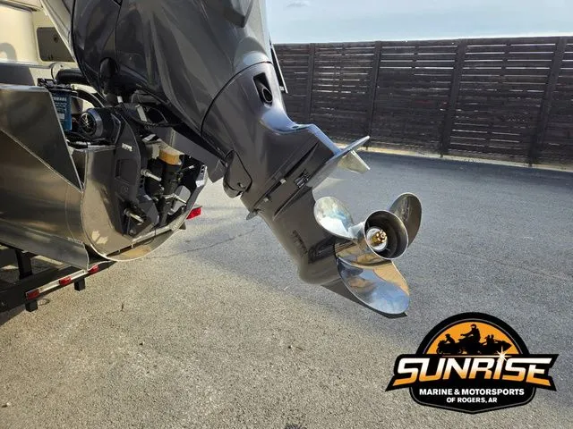 Slide: The Image of Avalon 23' LSZ VERSATILE REAR BENCH 2026 - 25