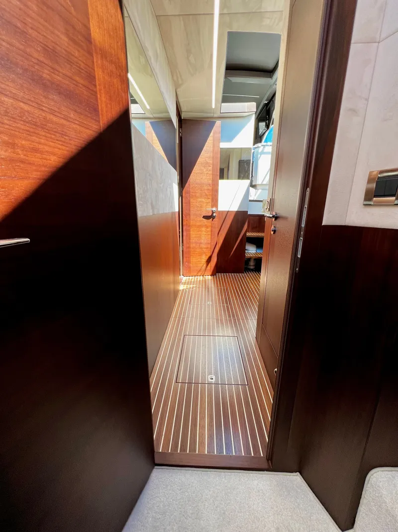 Slide: The Image of Interior of Galeon 425 HTS yacht, 2021 model. - 17