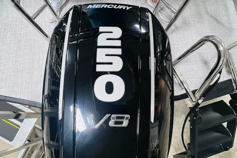 Slide: The Image of Mercury 250 V8 engine on 2025 Harris Solstice 250 boat, top view. - 43