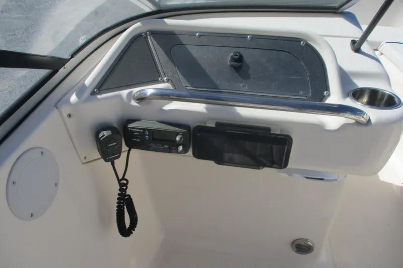 Slide: The Image of 2006 Key West 186 Dual Console dashboard with radio and cup holder. - 11