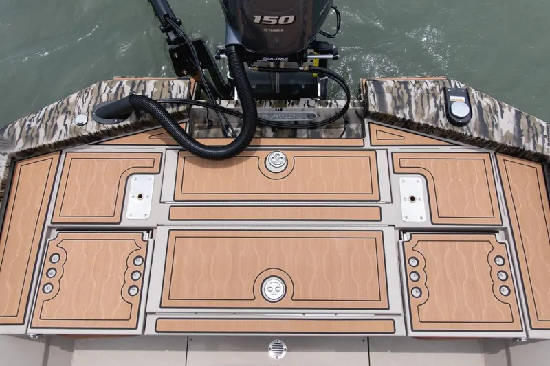 Slide: The Image of Avid 21 Fusion 2026 boat deck with Yamaha 150 engine, featuring wood-patterned panels. - 9