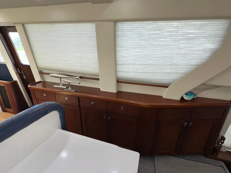 Slide: The Image of Interior of 2003 Pacific Mariner 65 SE Motoryacht with wooden cabinetry and blinds. - 17