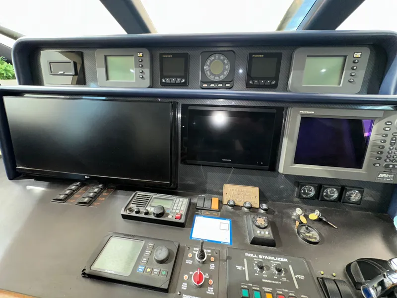 Slide: The Image of Control panel of a 2003 Pacific Mariner 65 SE Motoryacht with navigation equipment. - 25