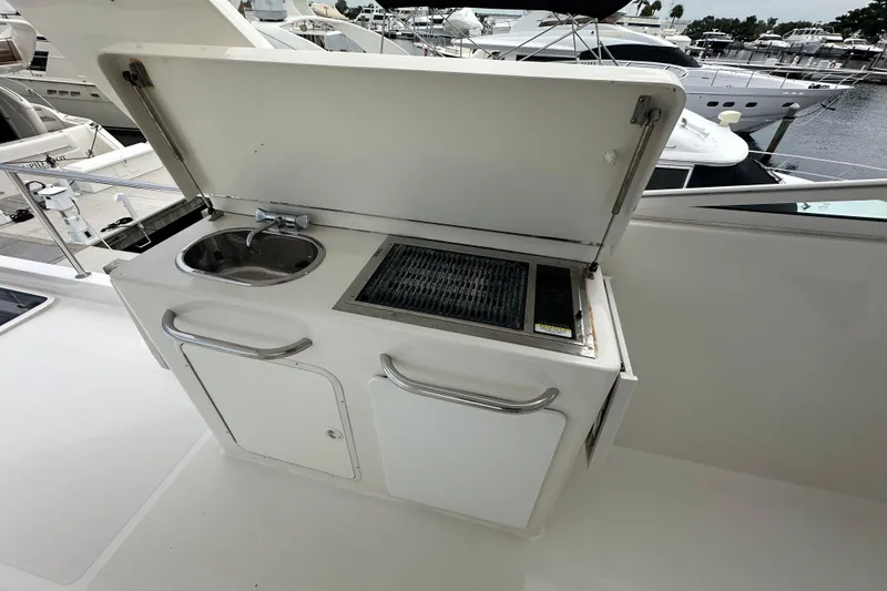 Slide: The Image of Outdoor kitchenette on 2003 Pacific Mariner 65 SE Motoryacht with sink and grill. - 56