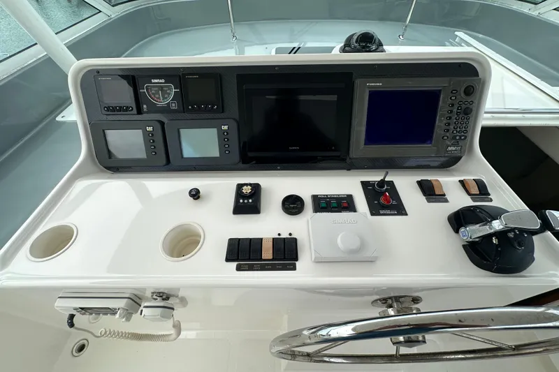 Slide: The Image of Control panel of a 2003 Pacific Mariner 65 SE Motoryacht with navigation and communication equipment. - 60