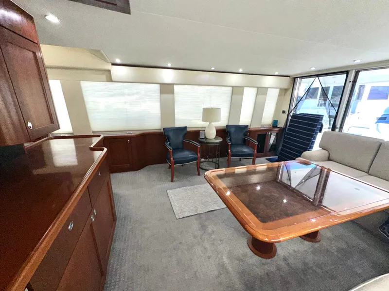 Slide: The Image of Luxurious interior of 2003 Pacific Mariner 65 SE Motoryacht with elegant furnishings. - 7