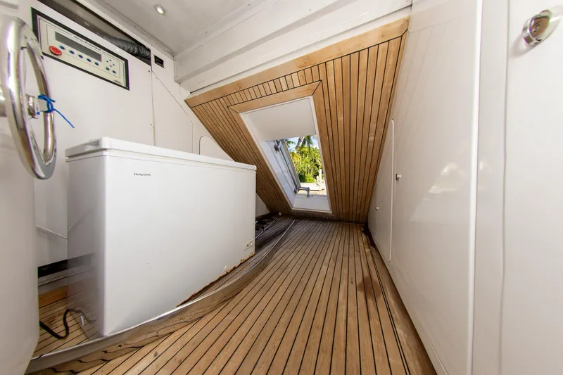 Slide: The Image of Azimut 98 Leonardo 2006 - 101