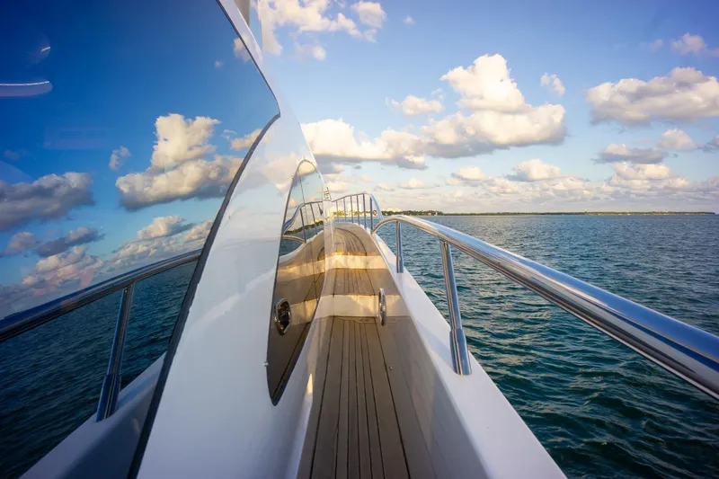 Slide: The Image of Azimut 98 Leonardo yacht deck with ocean view, 2006 model, reflecting blue sky and clouds. - 42