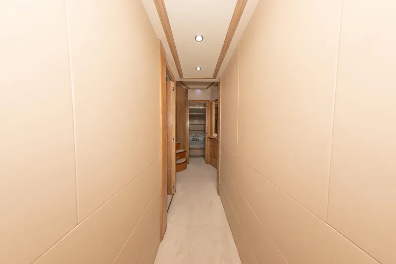 Slide: The Image of Azimut 98 Leonardo 2006 - 85