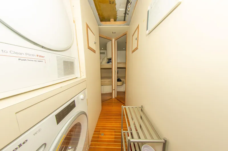 Slide: The Image of Azimut 98 Leonardo 2006 - 98