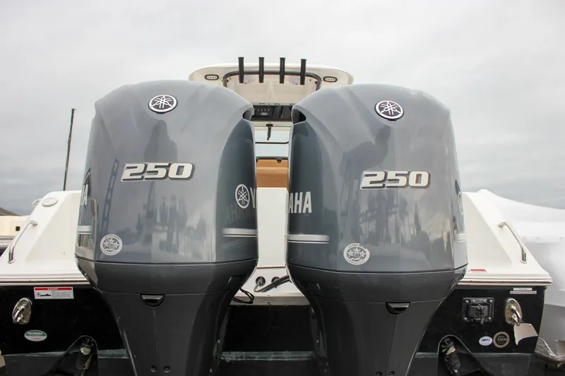 Slide: The Image of Twin Yamaha 250 engines on a 2020 Sea Hunt Ultra 275 SE boat. - 7