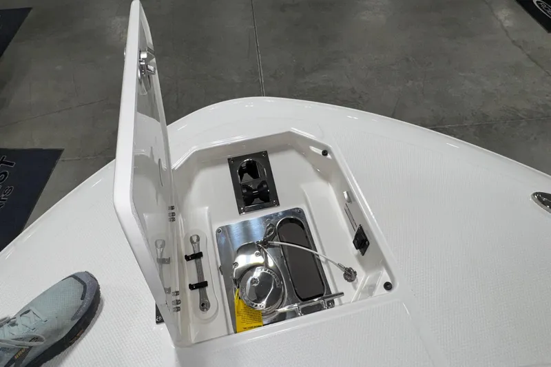 Slide: The Image of Robalo R257 Dual Console 2026 - 18