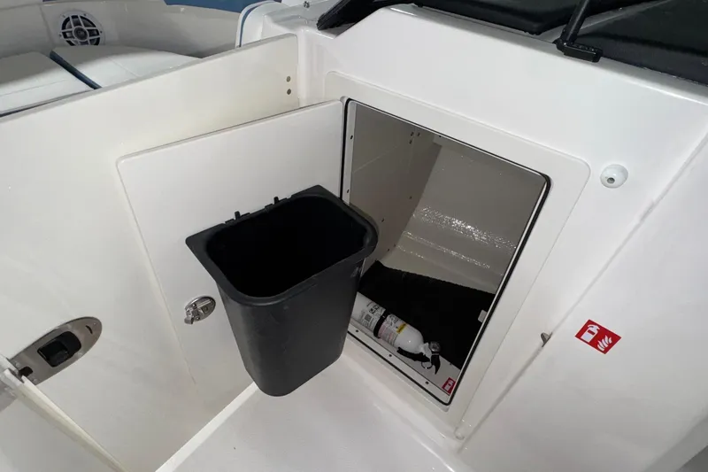 Slide: The Image of Robalo R257 Dual Console 2026 - 22