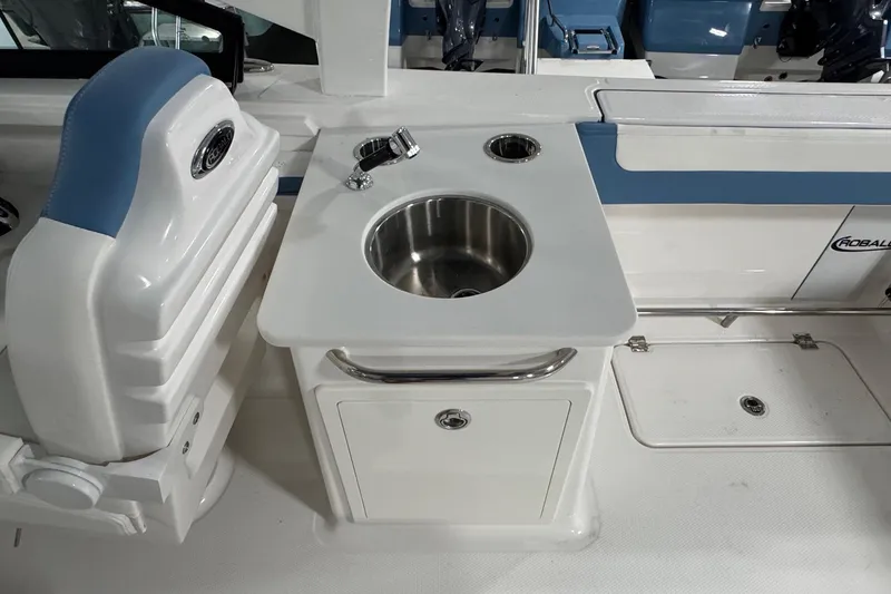 Slide: The Image of Robalo R257 Dual Console 2026 - 7