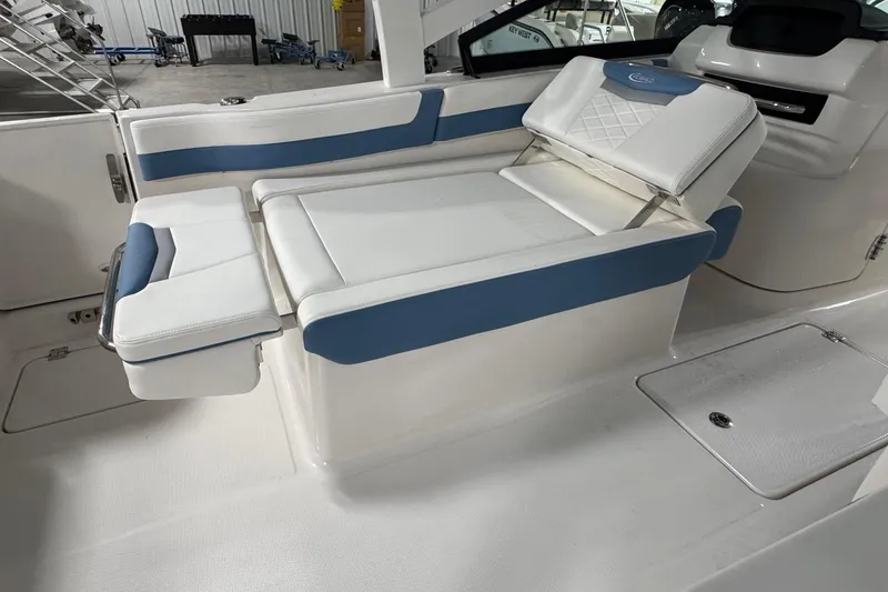 Slide: The Image of Robalo R257 Dual Console 2026 - 8