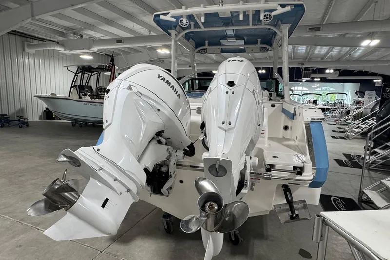 Slide: The Image of Robalo R257 Dual Console 2026 - 15