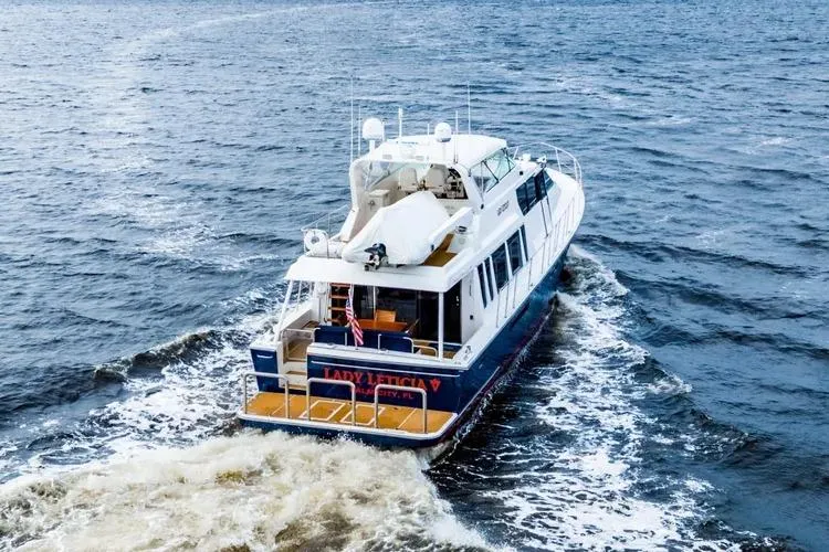 Slide: The Image of Pacific Mariner 65 Motoryacht 2000 cruising on open water, rear view. - 40