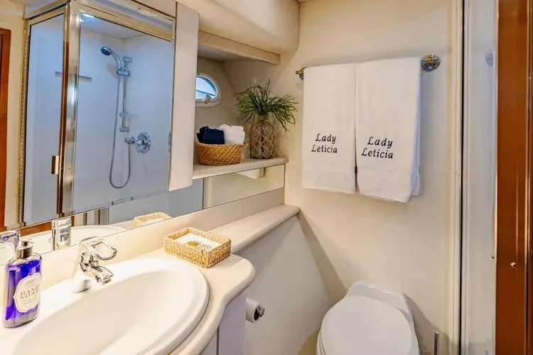 Slide: The Image of Luxurious bathroom on 2000 Pacific Mariner 65 Motoryacht with elegant decor and amenities. - 62