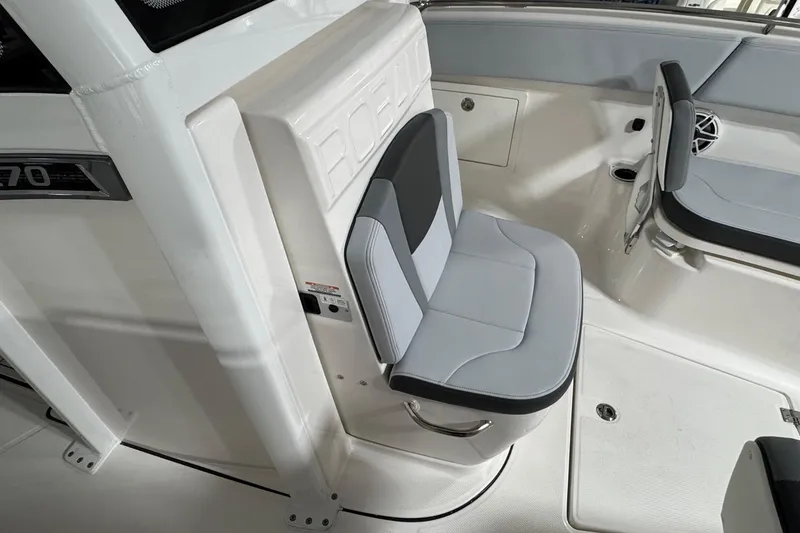 Slide: The Image of Robalo R270 Center Console 2026 - 10