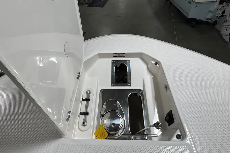 Slide: The Image of Robalo R270 Center Console 2026 - 7