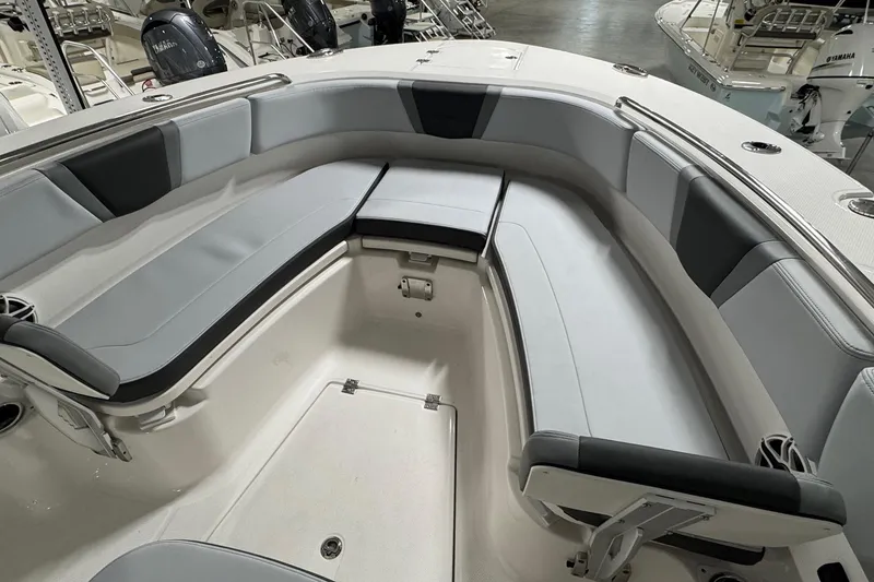 Slide: The Image of Robalo R270 Center Console 2026 - 8