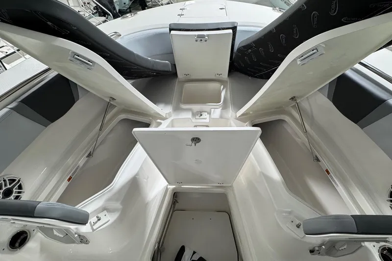 Slide: The Image of Robalo R270 Center Console 2026 - 9