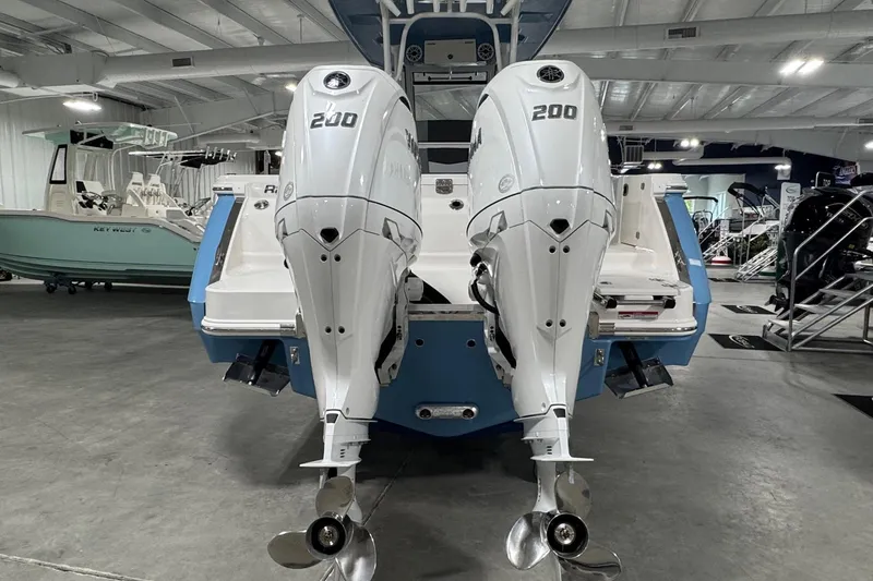Slide: The Image of Robalo R270 Center Console 2026 - 4