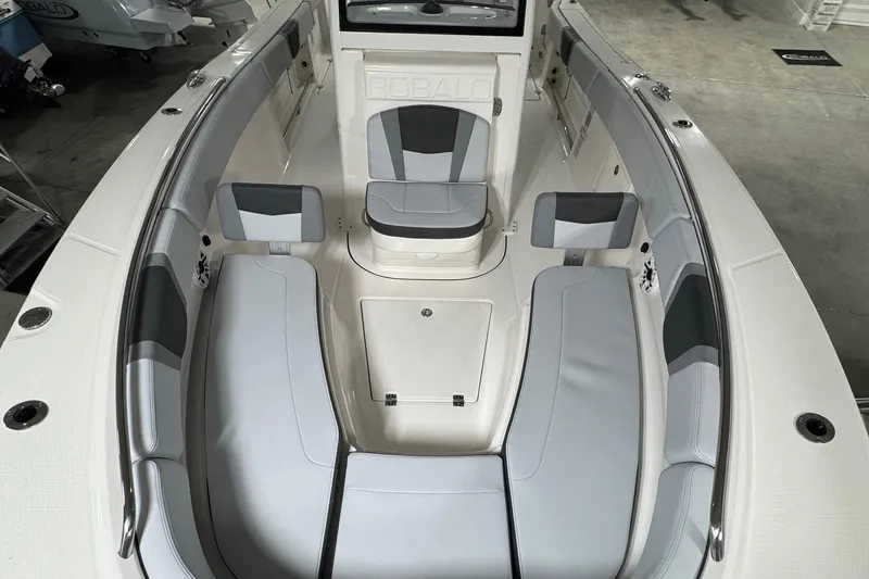 Slide: The Image of Robalo R270 Center Console 2026 - 6