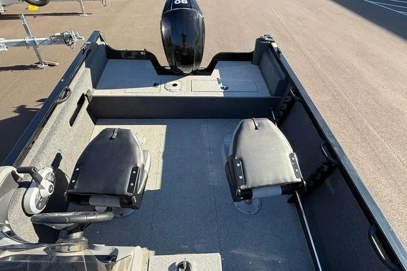 Slide: The Image of 2020 Crestliner 1650 Fish Hawk SE SC boat interior with seating and motor. - 7