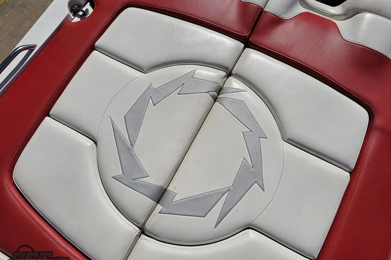 Slide: The Image of Red and white seating on 2007 Fountain 35 Lightning boat. - 42