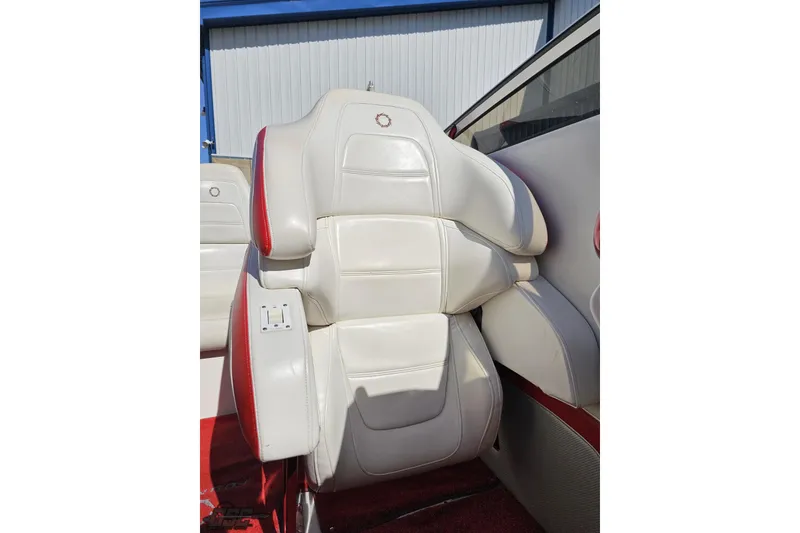 Slide: The Image of White and red leather seat in 2007 Fountain 35 Lightning boat. - 84