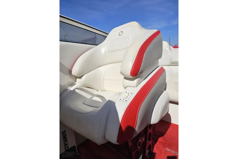 Slide: The Image of White and red leather seat in 2007 Fountain 35 Lightning boat. - 85