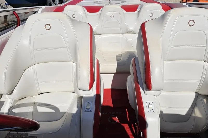Slide: The Image of 2007 Fountain 35 Lightning boat interior with white and red leather seats. - 87