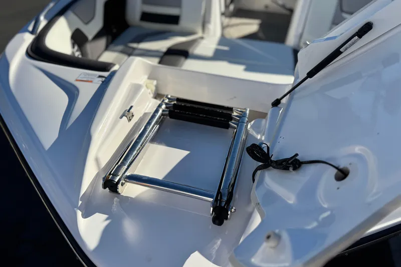 Slide: The Image of 2022 Yamaha Boats 212SE swim platform with retractable ladder. - 12