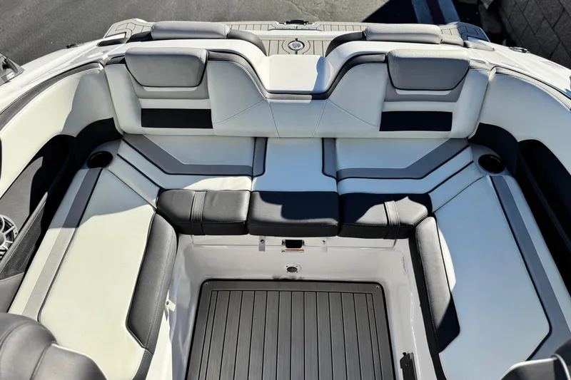 Slide: The Image of 2022 Yamaha Boats 212SE interior seating with sleek, modern design and comfortable upholstery. - 20