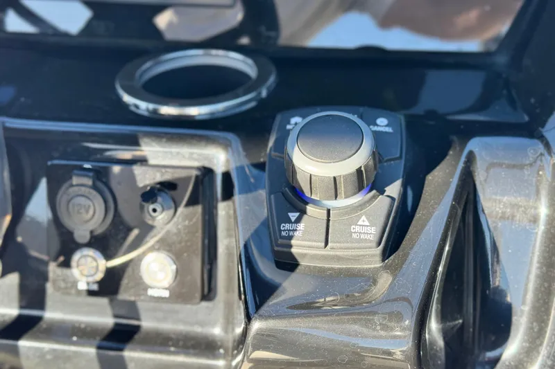 Slide: The Image of Control panel of 2022 Yamaha Boats 212SE with cruise and no-wake features. - 27
