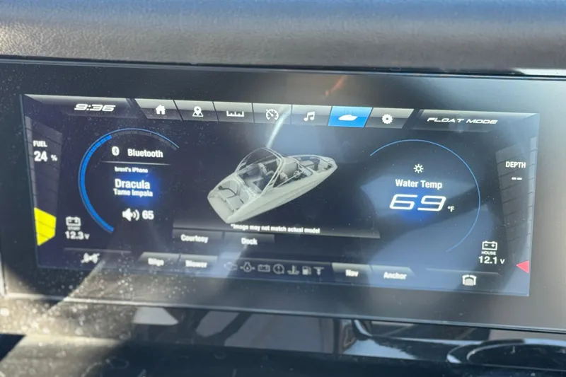 Slide: The Image of 2022 Yamaha Boats 212SE dashboard display showing Bluetooth, water temperature, and fuel level. - 31