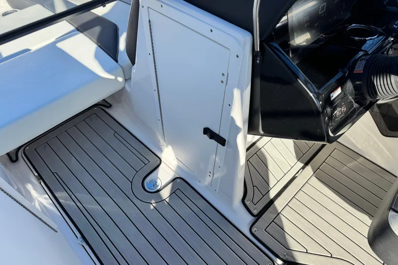 Slide: The Image of 2022 Yamaha Boats 212SE interior with sleek flooring and modern dashboard design. - 32
