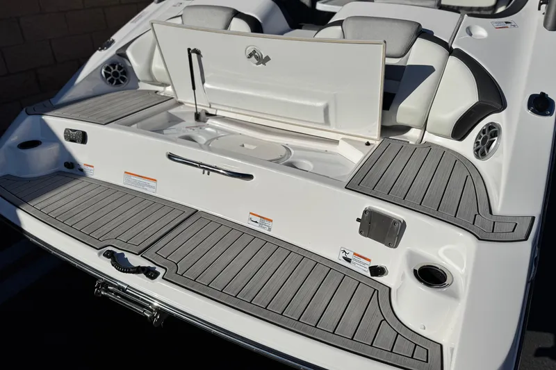 Slide: The Image of 2022 Yamaha Boats 212SE swim platform with storage and seating area. - 7