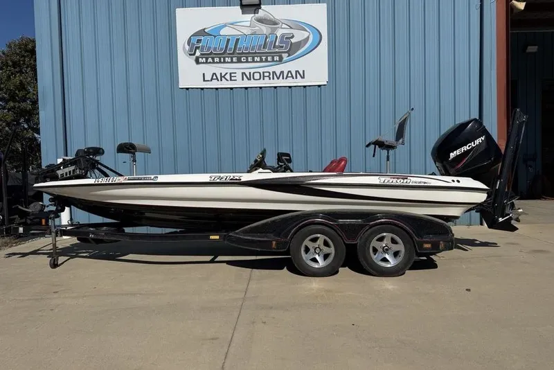Slide: The Image of 2005 Triton TR-21 boat at Foothills Marine Center, Lake Norman. - 0