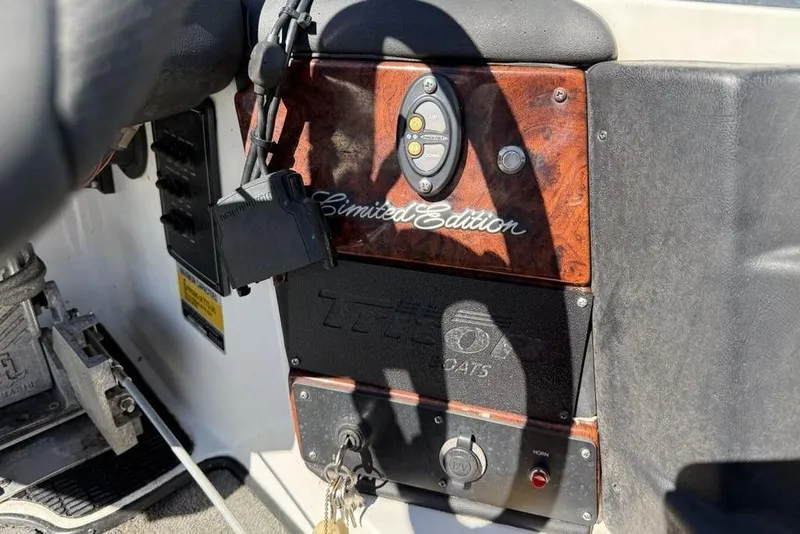 Slide: The Image of 2005 Triton TR-21 boat throttle control lever with red seat and blue background. - 19