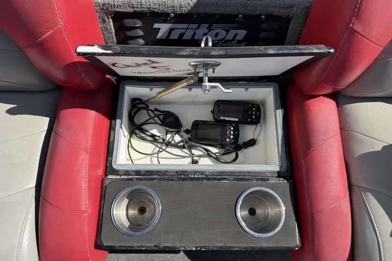 Slide: The Image of 2005 Triton TR-21 boat deck with red seats and gray carpet. - 22