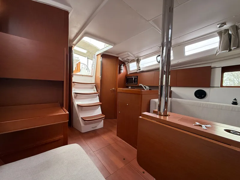 Slide: The Image of Beneteau Oceanis 35.1 2018 - 10