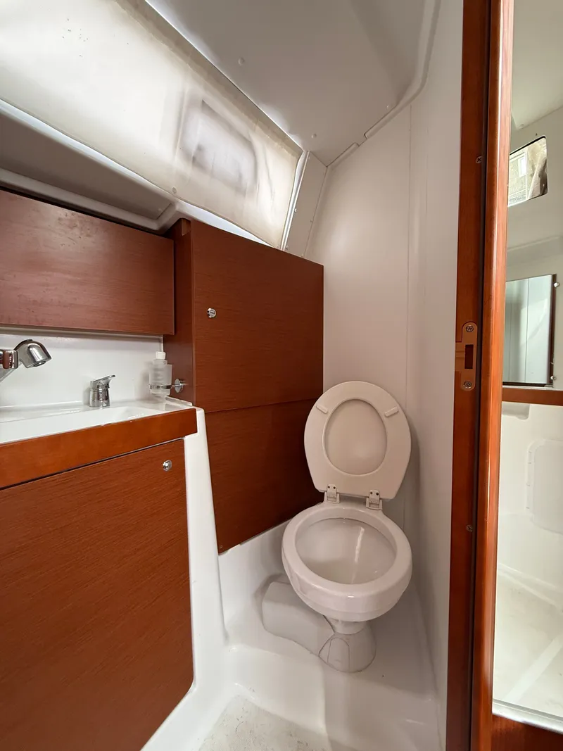 Slide: The Image of Beneteau Oceanis 35.1 2018 - 18