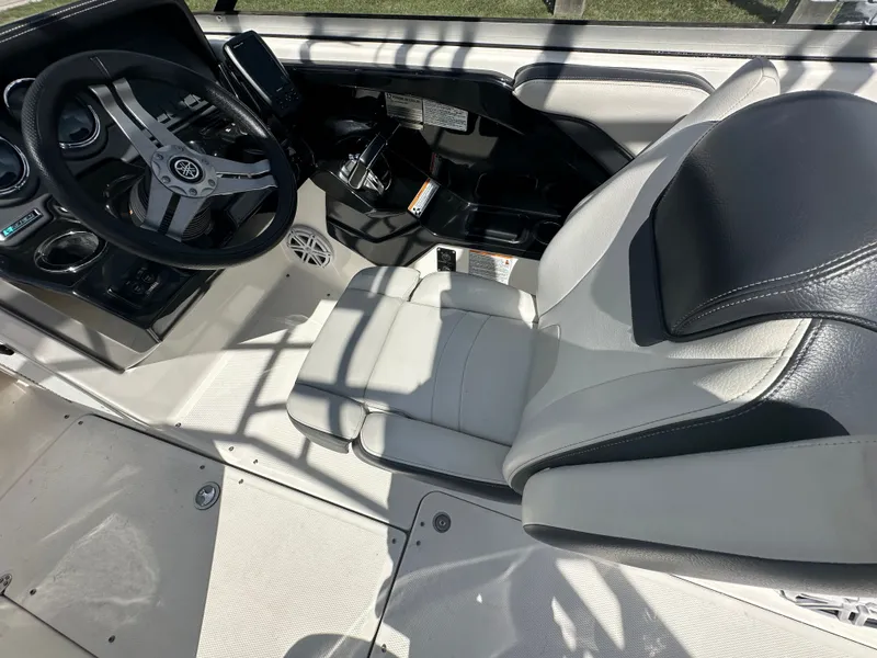 Slide: The Image of Yamaha 242 Limited S 2017 - 8