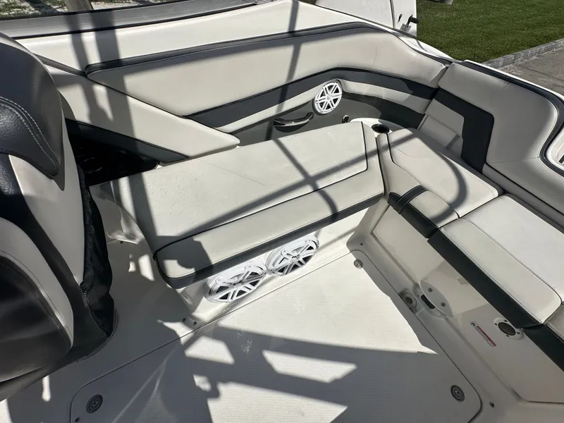 Slide: The Image of Yamaha 242 Limited S 2017 - 9